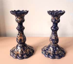 Niet of onleesbaar gesigneerd - C.M. Biagioli Gubbio - Twee hand gedecoreerde Majolica kandelaren verkocht voor € 1!