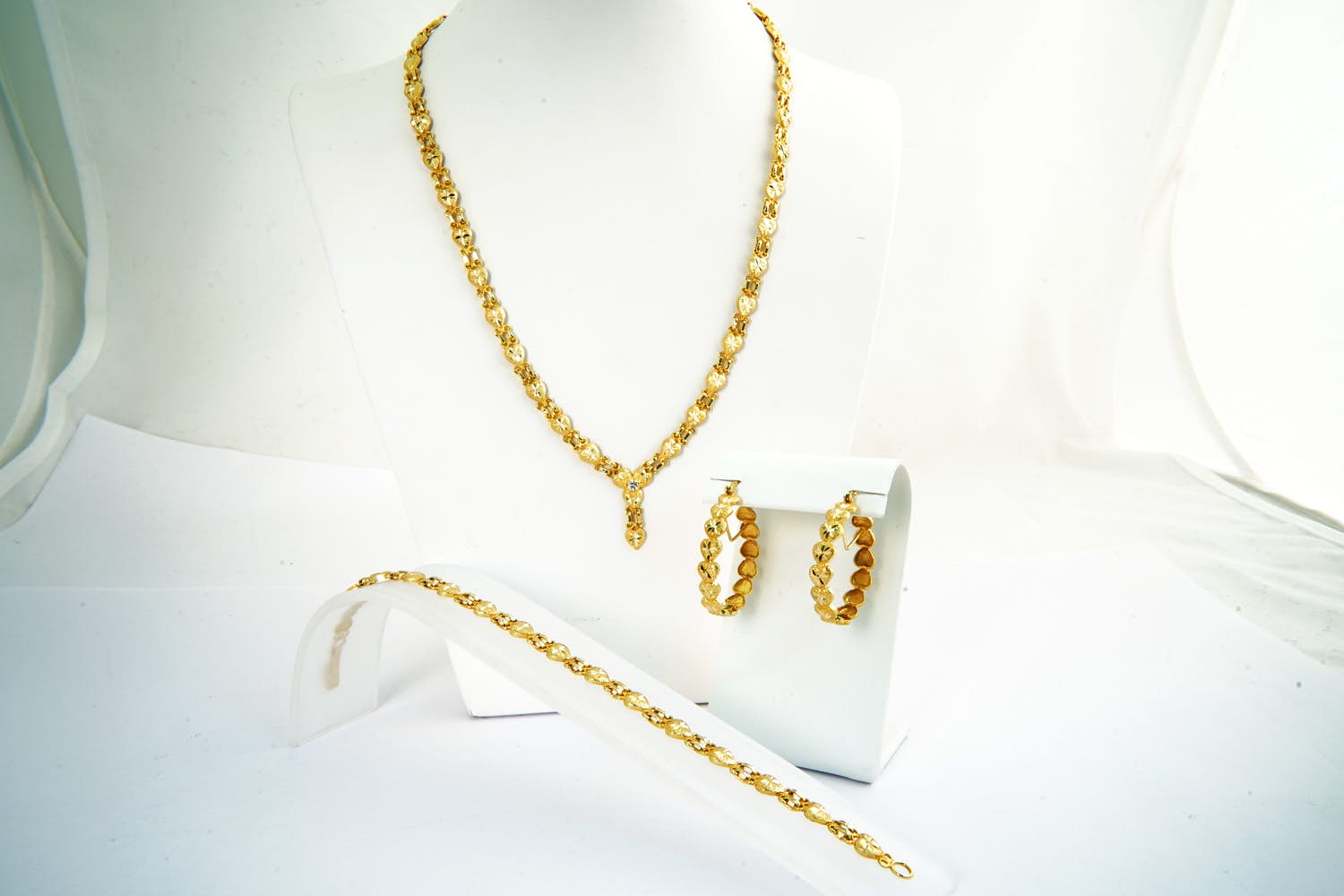 76 - Mooie SET 18 Krt geel-gouden hartjes collier, armband en paar oorhangers kopen? Bied vanaf 1370!