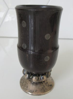 Niet of onleesbaar gesigneerd - Fruit houten bekertje met zwaar verzilverde noppen voet gesigneerd CM kopen? Bied vanaf 1!