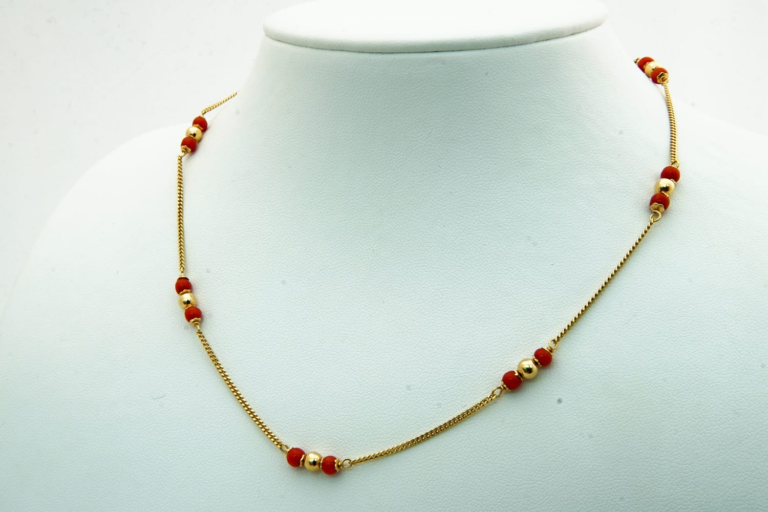 1865 - Sierlijk 18 Krt geel-gouden gourmette collier - met bloedkoraal kopen? Bied vanaf 250!