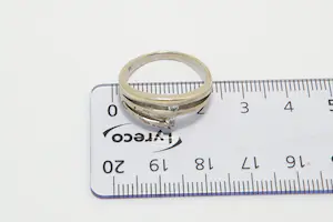 46- Elegant 18Krt gouden ring met 2 briljant geslepen diamanten (0.10ct) kopen? Bied vanaf 270!