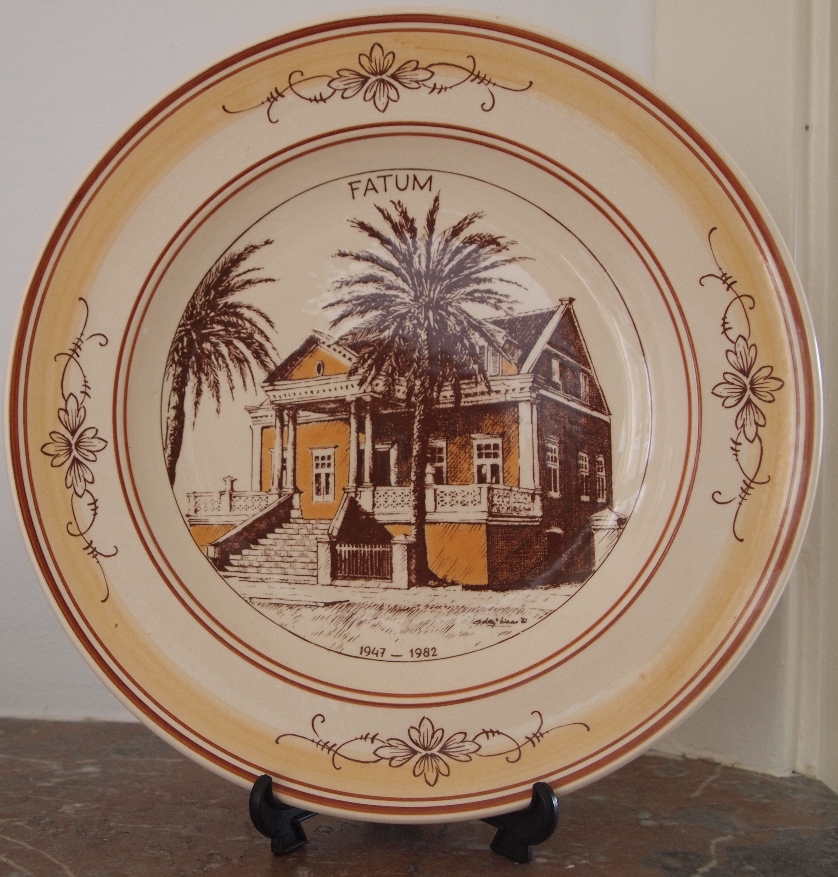 Plateelbakkerij Zenith - Wandbord villa Fatum Paramaribo 1947-1982 gesigneerd Eddy Waas kopen? Bied vanaf 1!