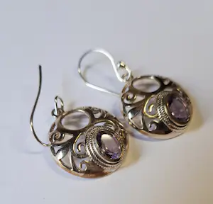 Handgemaakte en fraai opengewerkte zilveren oorbellen gefacetteerde  amethist kopen? Bied vanaf 50!