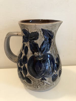 Niet of onleesbaar gesigneerd - Prachtige W-Germany keramiek kan en 5 mokken, in zeer goede staat kopen? Bied vanaf 1!