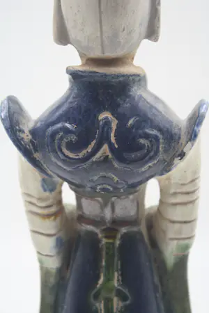 Niet of onleesbaar gesigneerd - Aardewerken Chinees Graffiguur van een Danseres met sancai (Driekleuren) loodsil kopen? Bied vanaf 1!