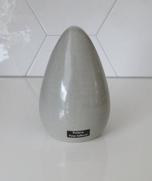 Peter Selhorst - Klein grijs keramisch organisch design vaasje kopen? Bied vanaf 22!