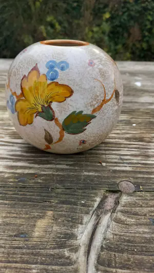 Plateelbakkerij Zenith - bolvaasje bonny handpainted kopen? Bied vanaf 20!