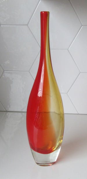 Niet of onleesbaar gesigneerd - Rood gele hand geblazen Flesvaas uit de jaren'50-'60 kopen? Bied vanaf 10!