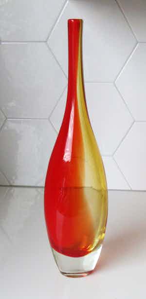Niet of onleesbaar gesigneerd - Rood gele hand geblazen Flesvaas uit de jaren'50-'60 verkocht voor € 10!