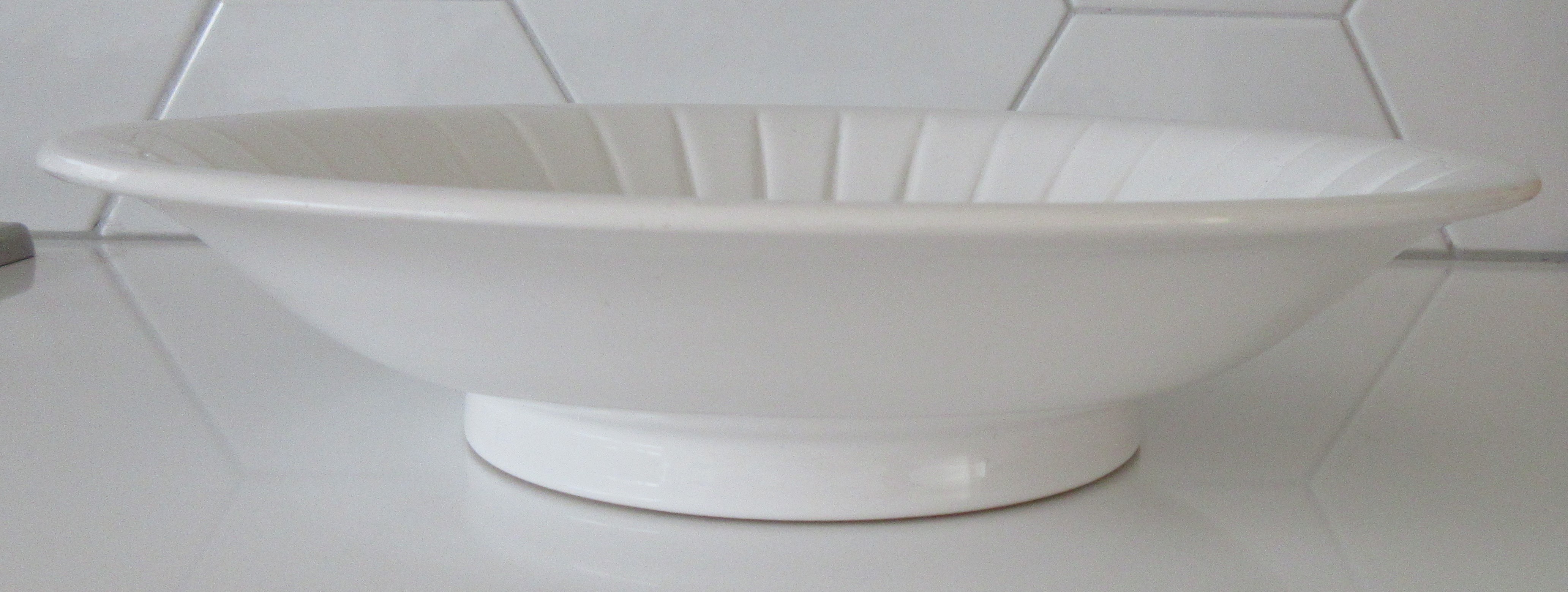 Kunstaardewerkfabriek Regina - Wit platelen gelobte fruitschaal kopen? Bied vanaf 20!