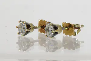 04 - Een charmant paar 14 karaats geelgoud en (0.70ct) diamanten oorstekers kopen? Bied vanaf 580!