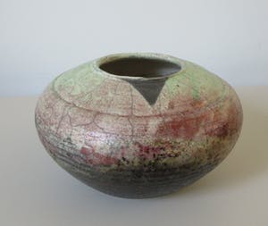 Henk Bodewes - RAKU bolvaas met koper oxyde glazuur in rood en pistache groen kopen? Bied vanaf 38!