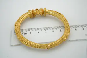 47 - Mooi met Oosterse motieven bewerkte 22Krt geel-gouden armband kopen? Bied vanaf 1350!