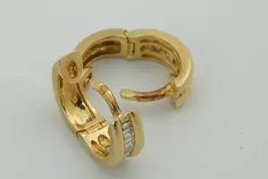 2 - Sierlijk paar 18 Krt geel-goud & diamanten (18 baguettes / 0.40ct) oorclips kopen? Bied vanaf 280!