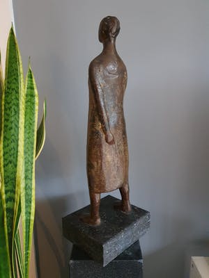 Robert Bosari - Bronzen beeld van staande dame kopen? Bied vanaf 1395!