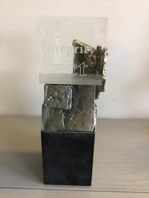 Buy Ad Haring - Sculptuur / Afstudeer plaat Erasmus Universiteit ..? Bid from 90!