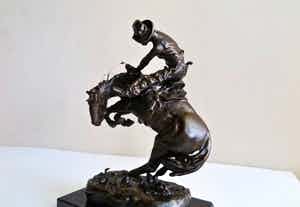 Niet of onleesbaar gesigneerd - Cowboy op steigerend paard met slang op grond - Imposant dynamisch beeld verkocht voor € 10!