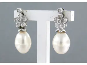 18k wit gouden oorhangers met parel en briljant geslepen diamanten tot 0,14ct kopen? Bied vanaf 245!