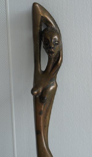 Brons (Onbekend) - Bronzen beeld , Naakte vrouw – gesigneerd ‘LM” – hoogte 46 cm. kopen? Bied vanaf 1!