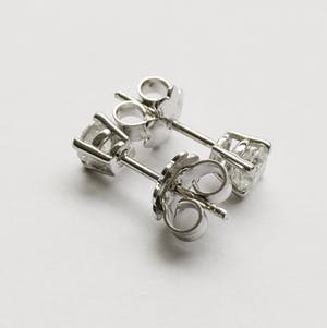 0.62 ct Diamond Solitaire Earrings kopen? Bied vanaf 450!