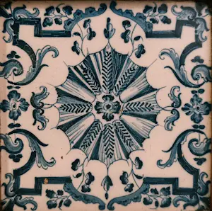 Porceleyne Fles - Drie antieke Delftsblauwe tegels van geglazuurd aardewerk, 17e eeuw. kopen? Bied vanaf 64!