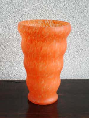 Niet of onleesbaar gesigneerd - ORANJE DESIGN VAAS verkocht voor € 1!