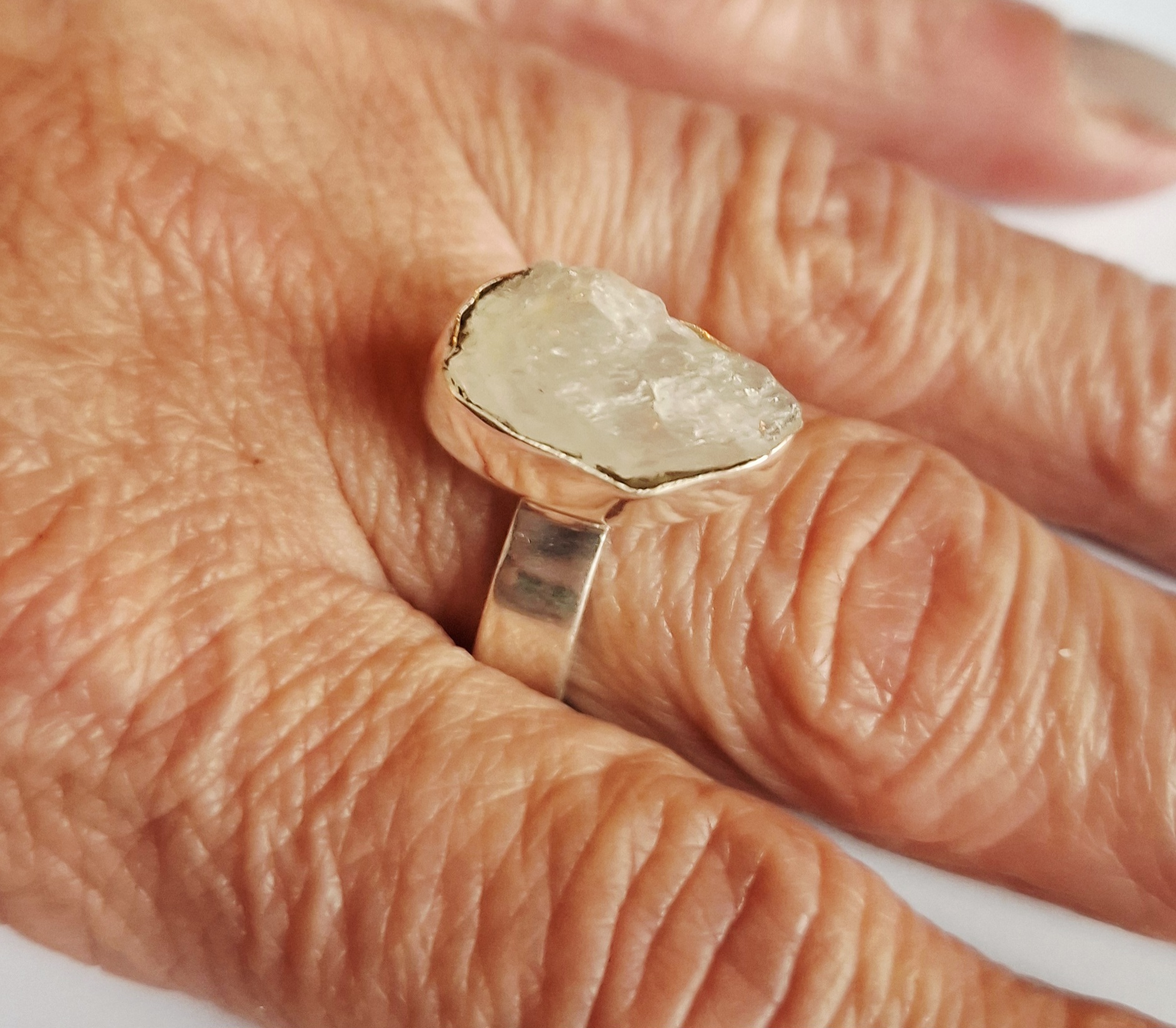 Buy Nieuwe zilveren ring met ruwe Regenboog maansteen? Bid from 50!