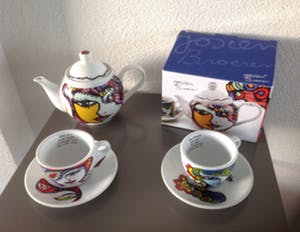 Niet of onleesbaar gesigneerd - Josien Broeren - theepot met twee kop-en-schotels kopen? Bied vanaf 1!