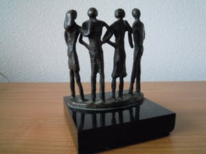 Corry Ammerlaan - Prachtig bronzen beeldje 2 vrouwen en 2 mannen - "VRIENDSCHAP" kopen? Bied vanaf 20!