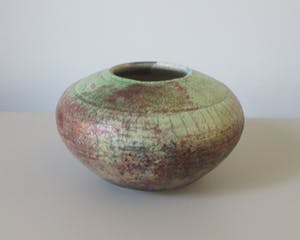 Henk Bodewes - RAKU bolvaas met koper oxyde glazuur in rood en pistache groen kopen? Bied vanaf 38!