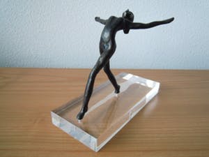 Corry Ammerlaan - Beeld naakte vrouw op plexiglas voet met schaduw gegraveerd kopen? Bied vanaf 45!