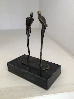 Corry Ammerlaan - Sculptuur “ IN GESPREK “. Gesigneerd kopen? Bied vanaf 1!