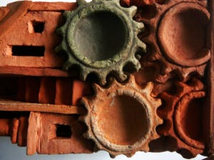 Arie J. Bouter - Toren chamotte klei -1999- kopen? Bied vanaf 80!