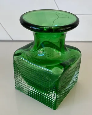 Niet of onleesbaar gesigneerd - Groene dubbelwandige glazen noppen vaas kopen? Bied vanaf 1!