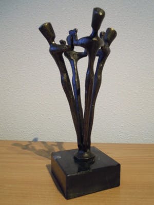 Brons (Onbekend) - Prachtig bronzen beeld met 4 personen in een kring. kopen? Bied vanaf 20!