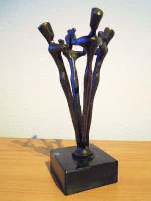 Brons (Onbekend) - Prachtig bronzen beeld met 4 personen in een kring. verkocht voor € 20!