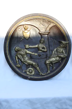 Niet of onleesbaar gesigneerd - Prachtige Vuur Vergulde Grote Zware Oude Aardewerken Plaquette (19e eeuw) kopen? Bied vanaf 1!
