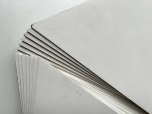 Niet of onleesbaar gesigneerd - Houten reliëf | 'Polygoon plastiek' | 1982 kopen? Bied vanaf 1!