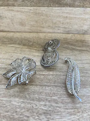 Een Lotje van drie zilveren broches filigrain kopen? Bied vanaf 39!
