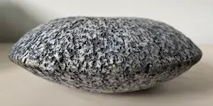 Niet of onleesbaar gesigneerd - Twee kunst keramische objecten kopen? Bied vanaf 1!