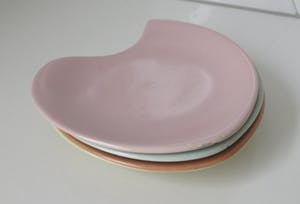Potterie De Driehoek - Vier pastelkleurige platelen gebaksbordjes kopen? Bied vanaf 18!