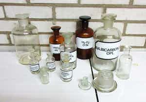 Set van antieke glazen apothekerspotten en flesjes verkocht voor € 1!