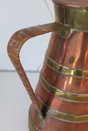 Niet of onleesbaar gesigneerd - Art deco rood en geel koperen dekselkan met rieten handvat J.N. Meeuws S. Hage kopen? Bied vanaf 1!