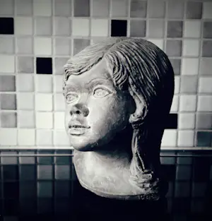 Niet of onleesbaar gesigneerd - buste- sfeervol meisjeskopje kopen? Bied vanaf 1!