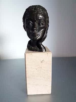 Astrid Veldhuyzen-Koppen - Beeld / Sculptuur " Luisteren " verkocht voor € 30!
