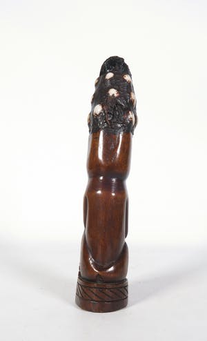 Congo - Benen beeld, gehurkt figuur met kauri-hoed kopen? Bied vanaf 1!
