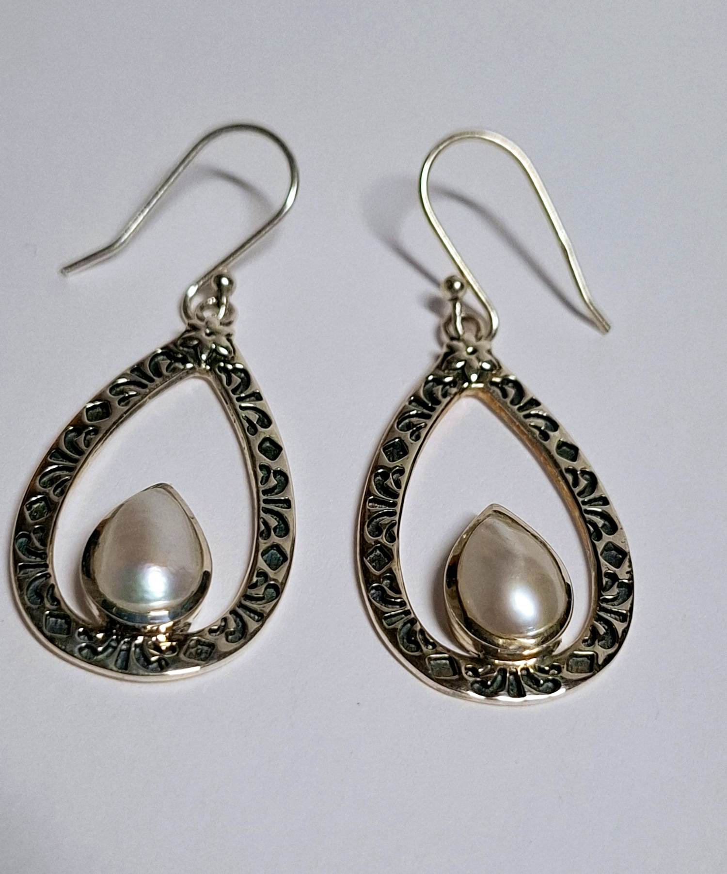 Nieuwe zilveren oorbellen met zoetwater parel verkocht voor € 40!