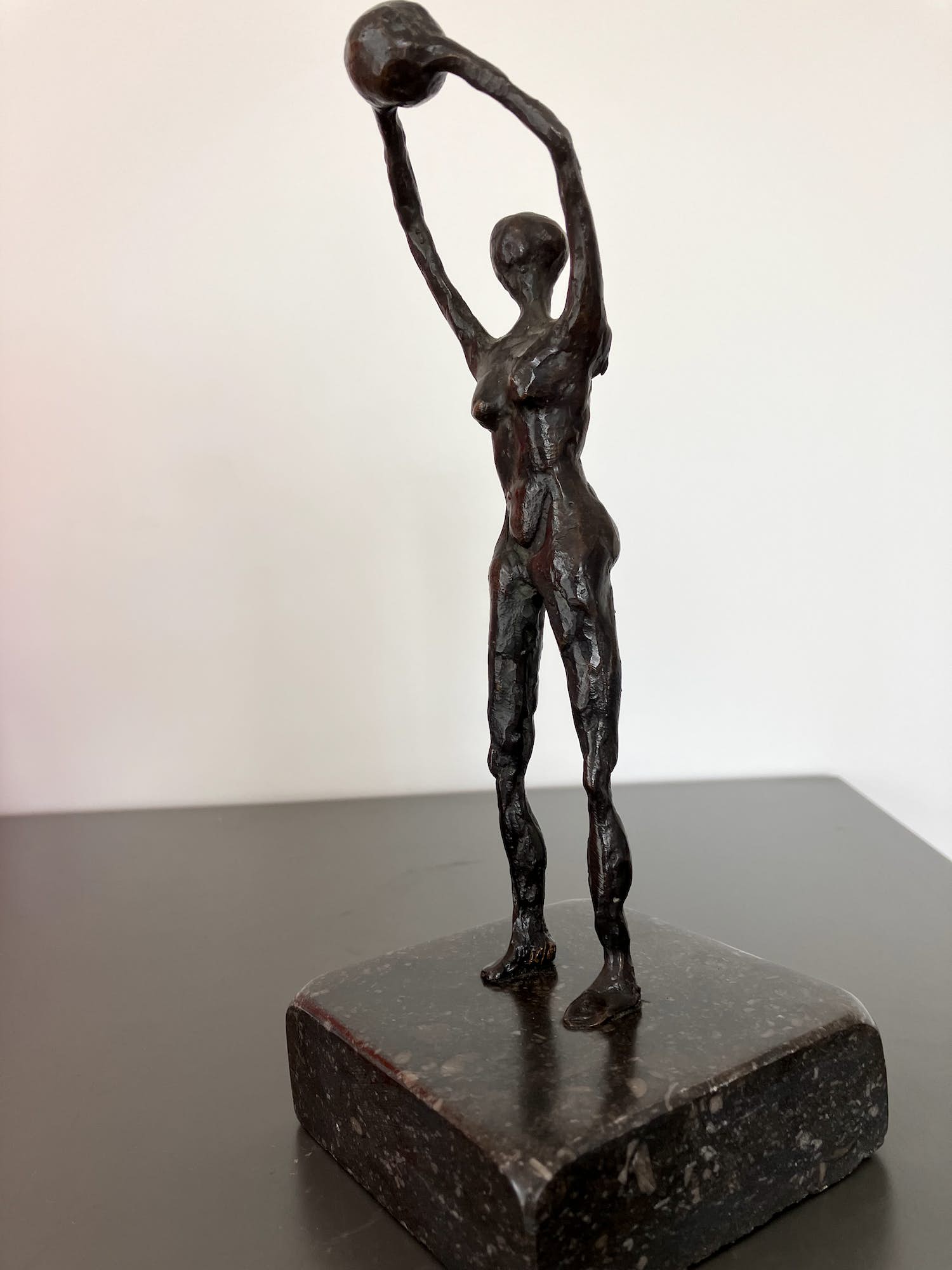 Nicolette Eenhorst - Vrouw met bal verkocht voor € 69!