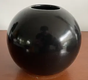 Keramiekfabriek Velsen - Zwart bolvaasje kopen? Bied vanaf 20!