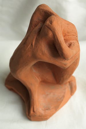 Klaas Pijlman - Beeldje van Terracotta , “Omhelzing” – ca 1980 kopen? Bied vanaf 1!